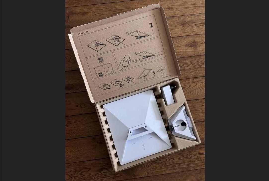  A Starlink Wi-Fi mini kit in a box with the top opened